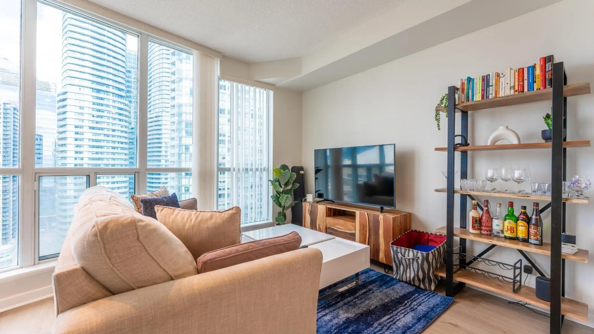 Toronto Views ~ Pool ~ Bbq ~ Harbourfront ~ Wifi Apartment 0*,  Canada