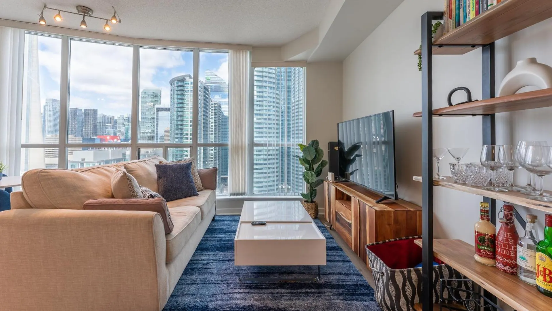 Toronto Views ~ Pool ~ Bbq ~ Harbourfront ~ Wifi Apartment