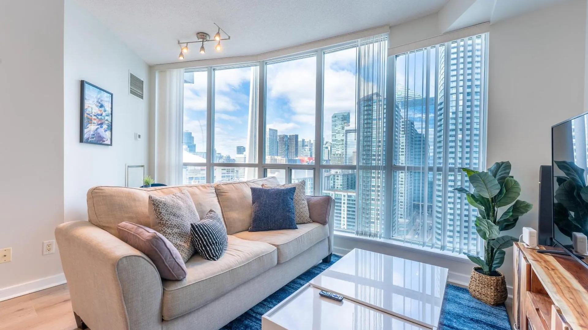 Toronto Views ~ Pool ~ Bbq ~ Harbourfront ~ Wifi Apartment