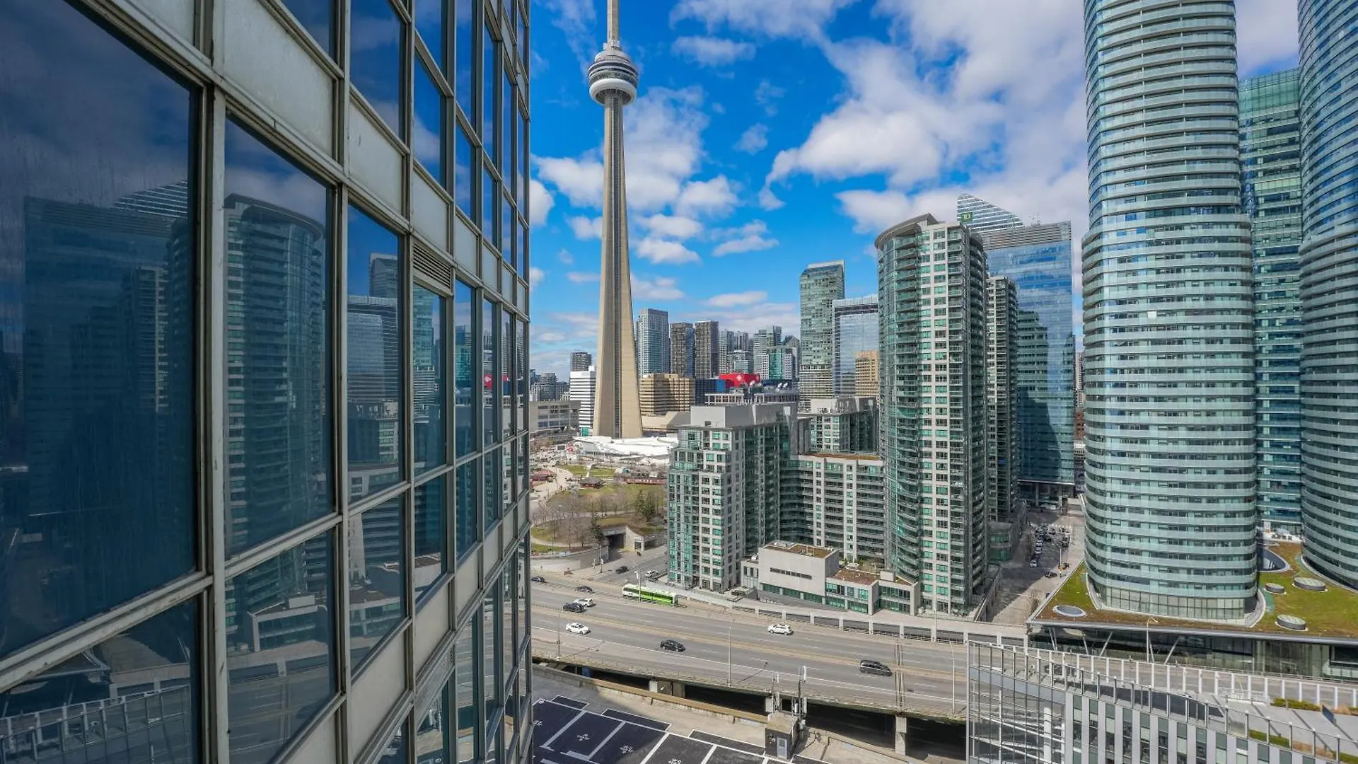Toronto Views ~ Pool ~ Bbq ~ Harbourfront ~ Wifi Apartment