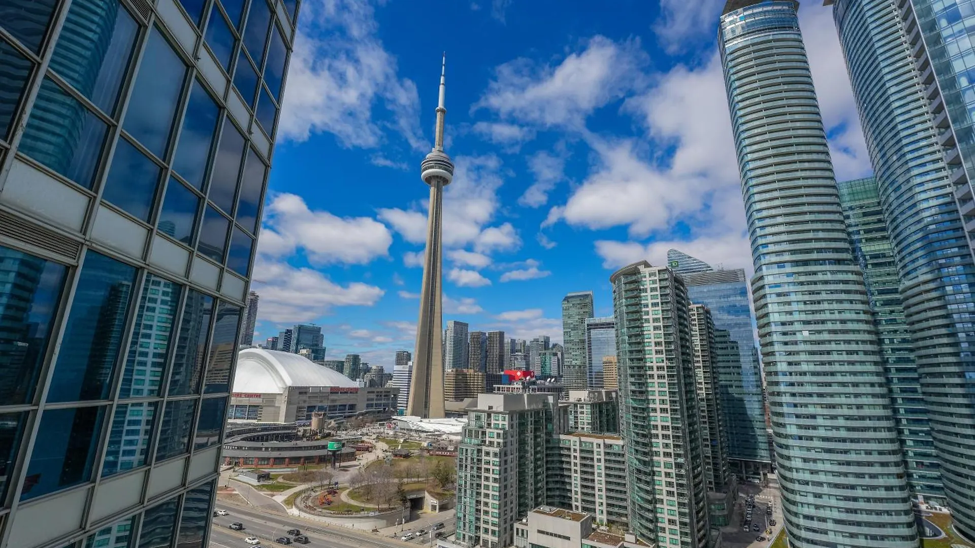 Toronto Views ~ Pool ~ Bbq ~ Harbourfront ~ Wifi Apartment Canada