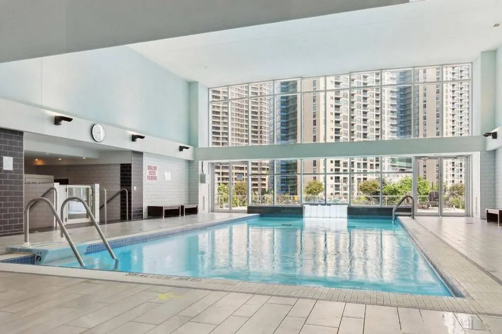 Toronto Views ~ Pool ~ Bbq ~ Harbourfront ~ Wifi Apartment