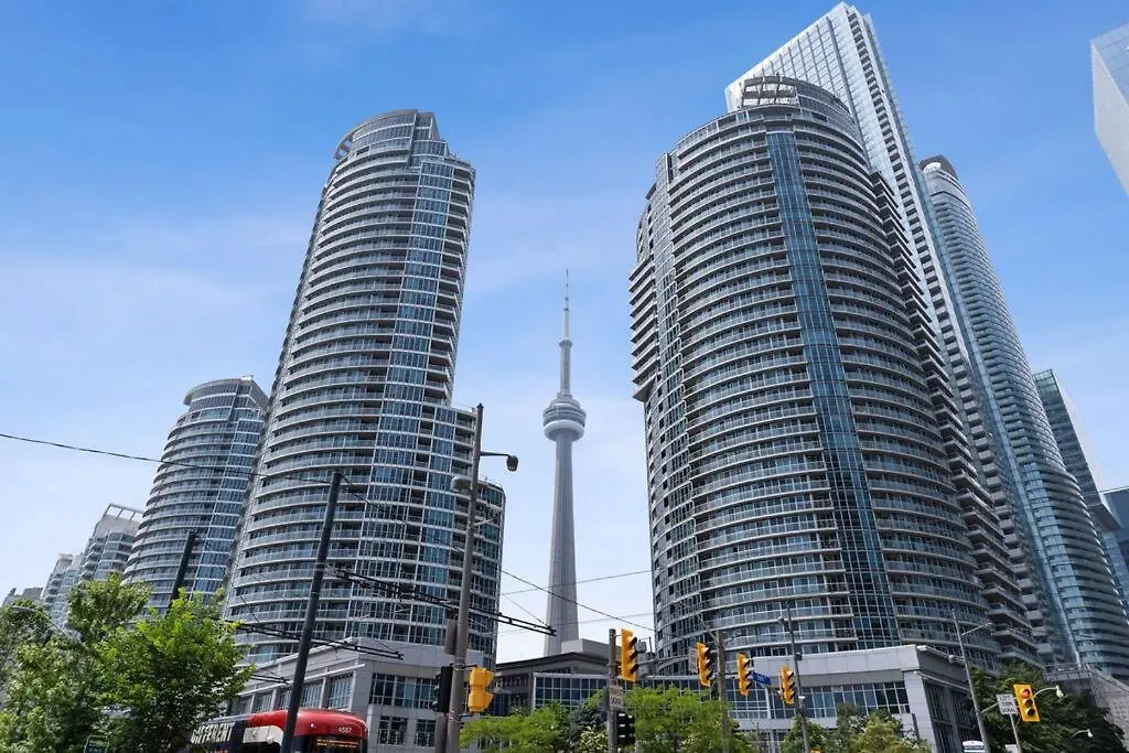 Toronto Views ~ Pool ~ Bbq ~ Harbourfront ~ Wifi公寓 0*,  加拿大