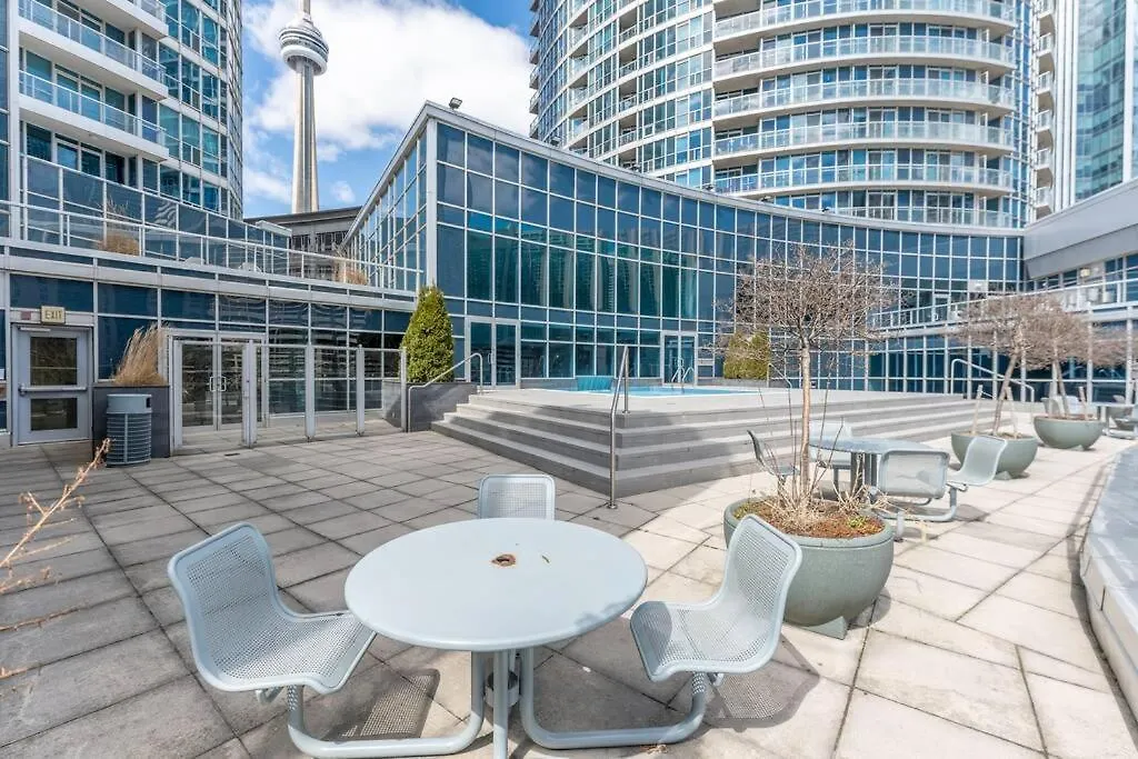 Toronto Views ~ Pool ~ Bbq ~ Harbourfront ~ Wifi Apartment